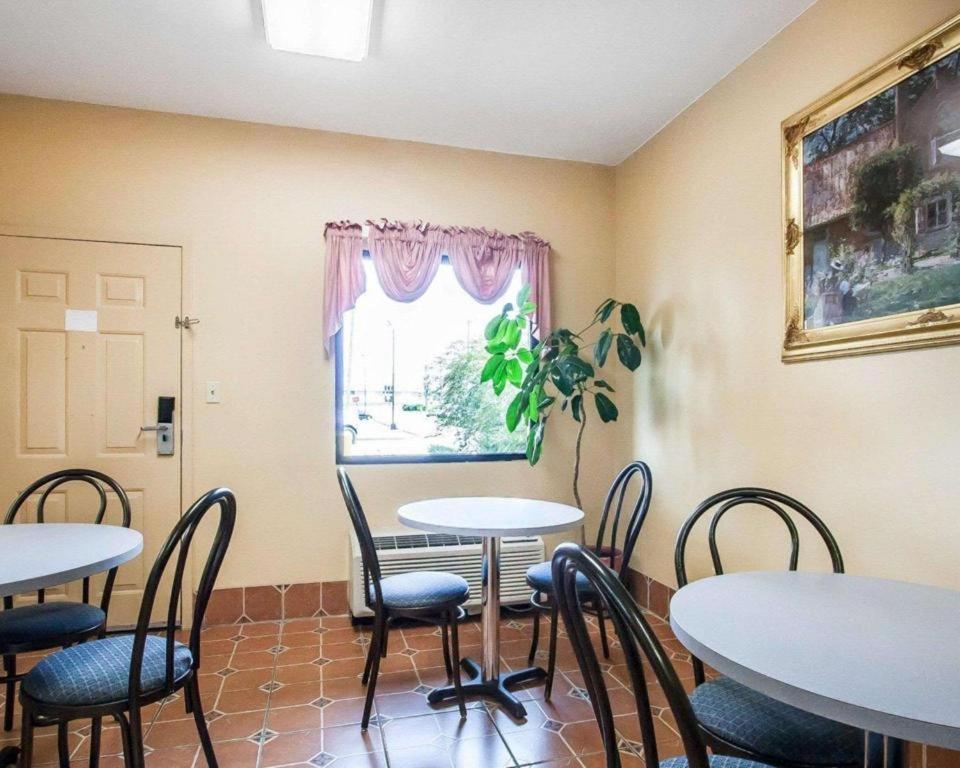 Econo Lodge Inn & Suites I-20, Exit 73 Tuscaloosa Bagian luar foto