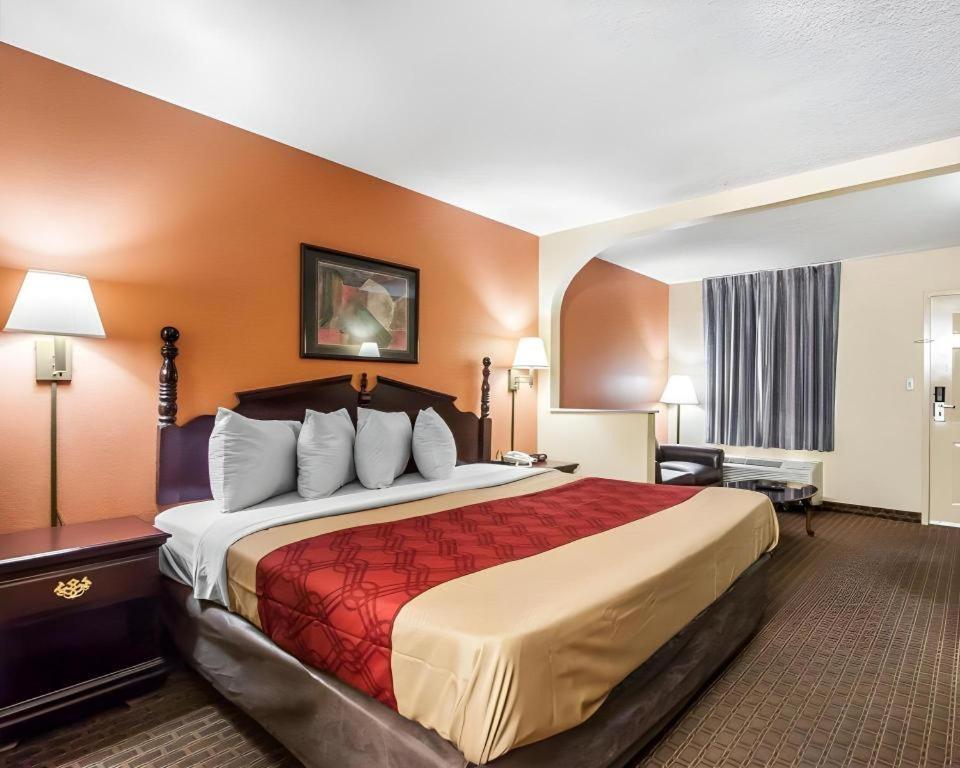 Econo Lodge Inn & Suites I-20, Exit 73 Tuscaloosa Bagian luar foto
