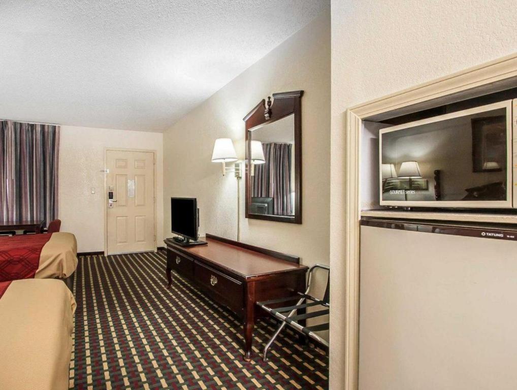Econo Lodge Inn & Suites I-20, Exit 73 Tuscaloosa Bagian luar foto